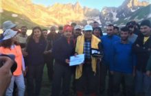 Hakkari Eski İl Temsilcimiz Kemal Çapa'ya plaket verildi.