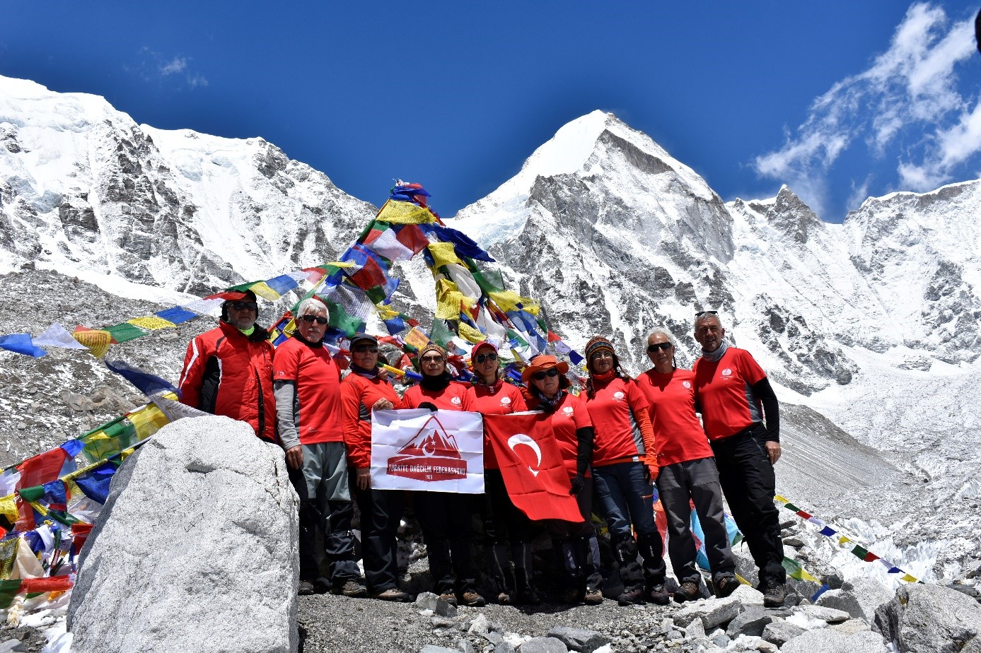 Sınır Tanımayan Dağcılar Spor Kulübü Everest Ana Kampa ulaştı.